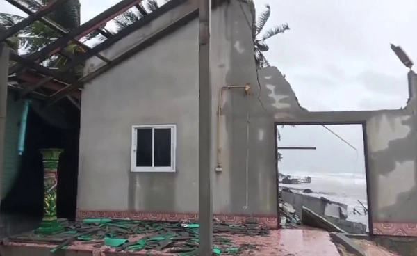 นครศรีธรรมราชอ่วม  น้ำท่วม 19 อำเภอ คลื่นแรงซัดบ้านพังทั้งหลัง