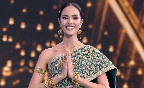 สวยสะกดใจ โอปอล สุชาตา สวมชุดไทยจักรี เปิดตัวบนเวที Miss World 2025