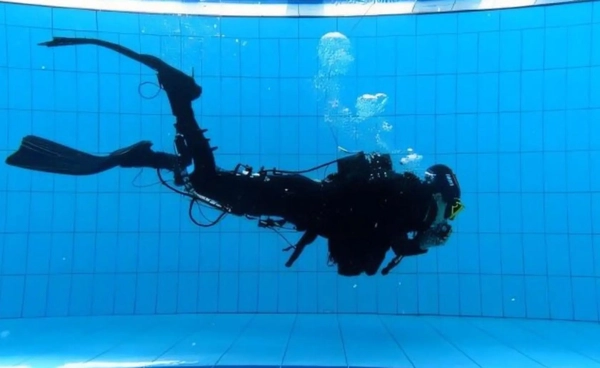 จีนสร้างชุดหุ่นยนต์ “ใต้น้ำ” ชุดแรกของโลก ลดการใช้ลมหายใจ เสริมแรงให้เข่า