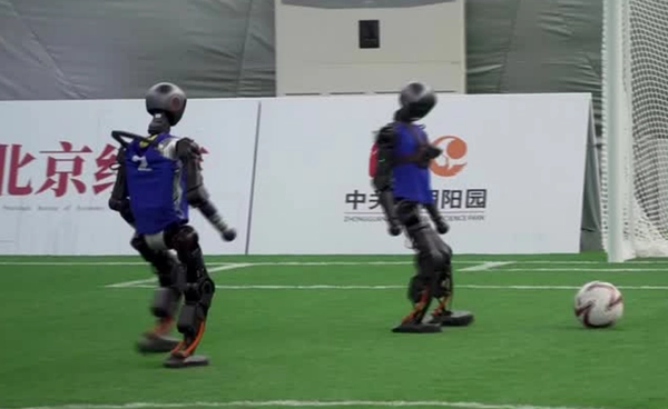 จีนฝึกฝน “หุ่นยนต์นักเตะ” เตรียมส่งฟาดแข้งฟุตบอลหุ่นยนต์ในปักกิ่ง 