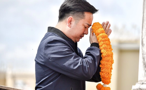 "อนุกูล"  สักการะสิ่งศักดิ์สิทธิ์ ทำเนียบ อำลาตำแหน่งรองโฆษกรัฐบาล