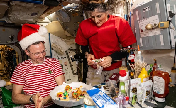 NASA เผยภาพวันหยุดสุดพิเศษ ฉลองครอบรอบ 25 ปีบนอวกาศ