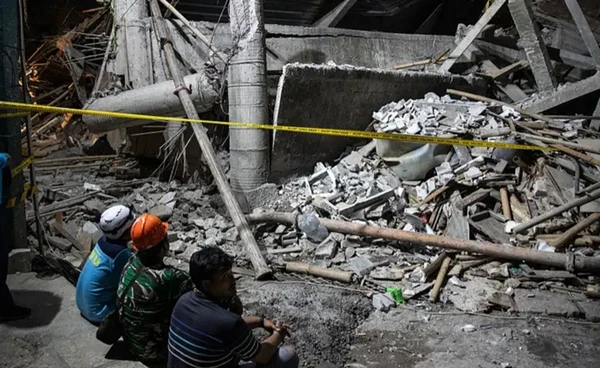 อาคารเรียนอินโดนีเซียถล่ม นักเรียนเสียชีวิต 3 คน บาดเจ็บนับร้อย เหตุต่อเติมชั้นเพิ่มแต่รับน้ำหนักไม่ไหว