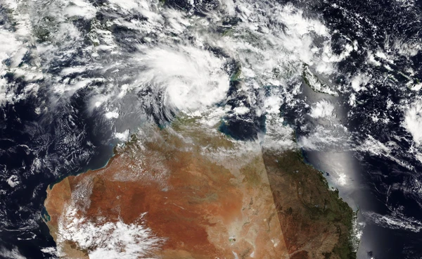 “ออสเตรเลีย” ระทึกพายุถล่ม ไซโคลน “ฟีนา” เพิ่งก่อตัวไม่กี่วัน แต่จ่อขึ้นฝั่งเร็วสุดในรอบกว่า 50 ปี