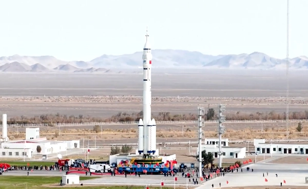 จีนเคลื่อนจรวด “Long March-2F” เตรียมส่งลูกเรือชุดใหม่ภารกิจ “Shenzhou-21” 