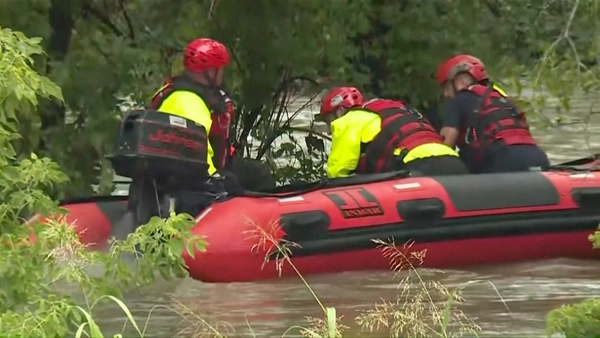 นาทีชีวิต กู้ภัยสหรัฐฯ ช่วยหญิงกลางน้ำท่วม