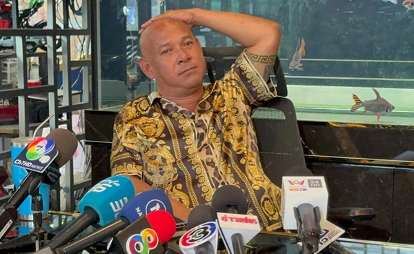 โซเชียลแชร์คลิป "บังมัด คลองตัน" ปะทะ "สันธนะ" กลางทองหล่อ แห่ถามเขาคือใคร? 