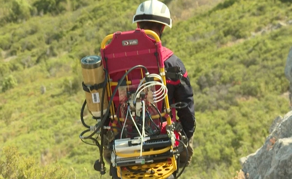 ฝรั่งเศสทดสอบชุด “Exoskeleton” ช่วยนักดับเพลิงแบกอุปกรณ์สู้ไฟป่า