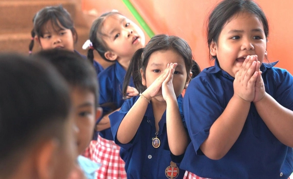 คู่การกุศลมอบ 30 ทุนการศึกษา หนุนเด็กขาดโอกาสผ่านมูลนิธิสันติสุข