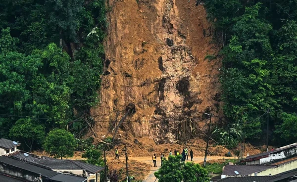 ดินสไลด์ “ปางอุ๋ง” พบผู้เสียชีวิตแล้ว 2 ราย สูญหายอีก 5 ราย