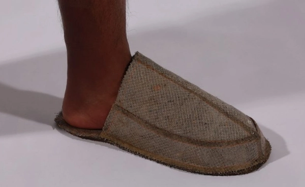 “รองเท้าแตะ” ทำจากฝุ่น ไอเดียแฟชั่นรักษ์โลกสุดล้ำ ที่หลายคนคาดไม่ถึง