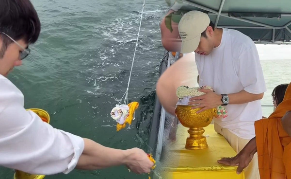 ครอบครัวฉัตรบริรักษ์ นำเถ้าอัฐิ แม่งามทิพย์ ทำพิธีลอยอังคารที่เดียวกับคุณพ่อ