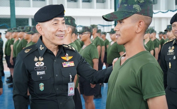ปลัดกลาโหมตรวจเยี่ยมหน่วยฝึกทหารใหม่ เน้นย้ำดูแลใกล้ชิดทั้งร่างกายและจิตใจ