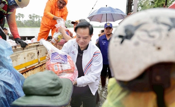 “พีระพันธุ์“ ลุยน้ำท่วมพัทลุงมอบถุงยังชีพช่วยชาวบ้าน
