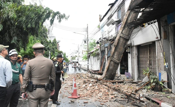 กันสาดตึกอายุ 100 ปี ถล่ม! ผู้ว่าฯ กทม. สั่งสำรวจอาคารเสี่ยง-เก่าทั่วพระนคร