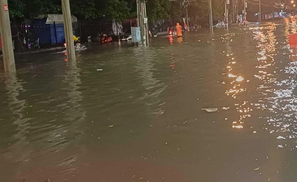 ปิดจราจรชั่วคราวถนนรัชดาฯ ขา-เข้า ตั้งแต่แยกรัชโยธินถึงแยกรัชดาลาดพร้าวมีน้ำท่วมขังสูง 