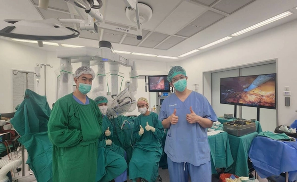 รพ.จุฬาภรณ์ ทำสำเร็จ! ผ่าตัดรักษามะเร็งกรวยไตและท่อไต (UTUC) ด้วยหุ่นยนต์ “แผลเดียว” เคสแรกในไทย