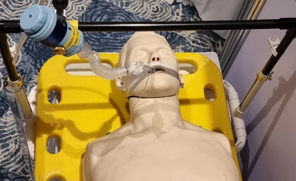 รพ.บางคล้า พัฒนานวัตกรรมตัวล็อกเครื่องช่วยหายใจฉุกเฉินแบบพกพา ตัดปัญหาท่อช่วยหายใจเลื่อนหลุดขณะส่งต่อผู้ป่วย