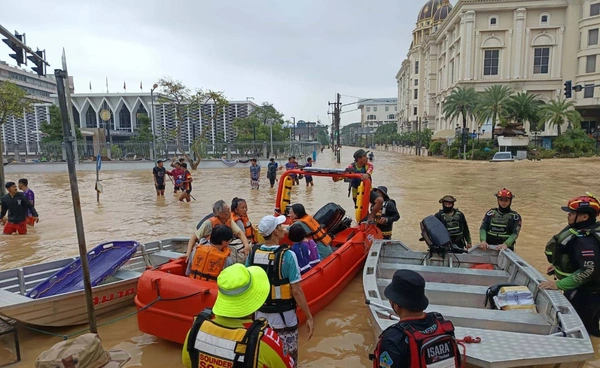 "หัวหน้าพรรคก้าวอิสระ" ส่งทีม-สปีดโบ๊ต-เจ็ตสกี-อาหาร ช่วยชาวหาดใหญ่