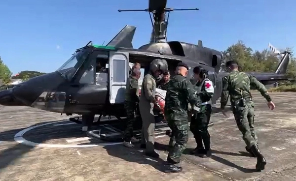 ทหารกล้า 2 ใน 4 นายที่ได้รับบาดเจ็บ ถูกลำเลียงถึงโรงพยาบาลแล้ว