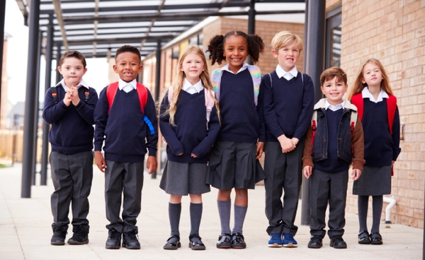 อังกฤษเตือนภัยชุดนักเรียน พบ “สารเคมีตกค้าง” เสี่ยงทำร้ายสุขภาพเด็ก