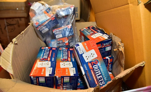 บุกคลังบางขุนเทียน อายัดปลั๊กไฟไม่มี มอก. กว่า 5 แสนชิ้น 