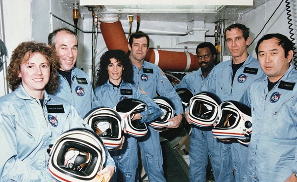 ชื่อนักบินอวกาศชาเลนเจอร์ถูกตั้งเป็นชื่อหลุมอุกกาบาตบนดวงจันทร์