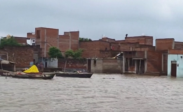 “อินเดีย” ฝนตกหนัก น้ำไหลทะลักท่วมชุมชน