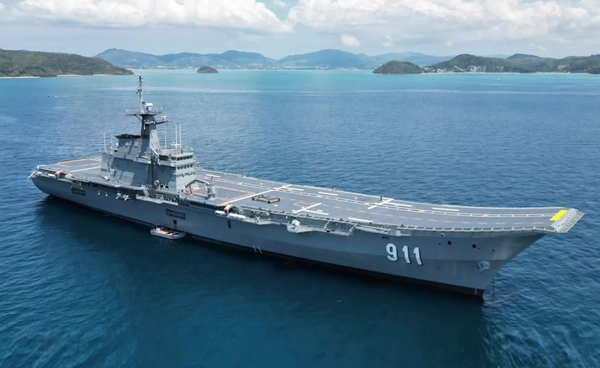 กองทัพเรือส่งเรือหลวงจักรีนฤเบศร และตามสบทบด้วยเรือหลวงอ่างทอง และเรือหลวงช้าง ช่วยเหลือผู้ประสบภัยน้ำท่วมภาคใต้