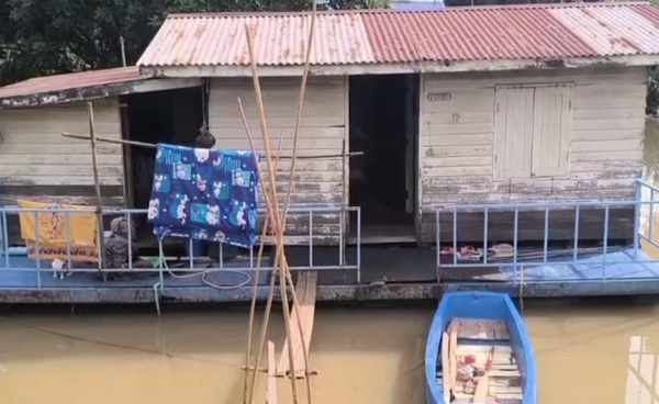 ชาวบ้านทุ่งบางระกำ เตรียมพร้อมรับมวลน้ำ เก็บสิ่งของขึ้นที่สูง