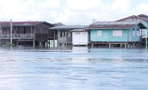 “แม่น้ำยม” ล้นตลิ่ง ทะลักท่วมบ้านสูง 1-2 เมตร ชาวบ้านหวั่นน้ำสูงขึ้น วอนรัฐช่วยเหลือ