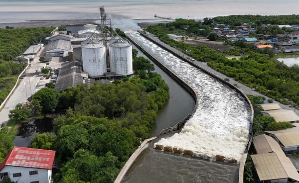 วิกฤติ! เขื่อนหลักลุ่มเจ้าพระยาแตะ 98% เต็ม กรมชลประทานเร่งระบาย 2,900 ลบ.ม./วิ หลังพายุคัลแมกีถล่ม