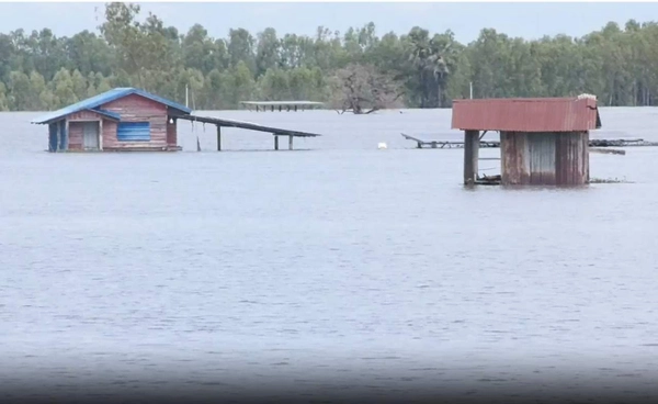 น้ำยมพิจิตรล้นเกือบ 150 หลังยังติดเกาะ