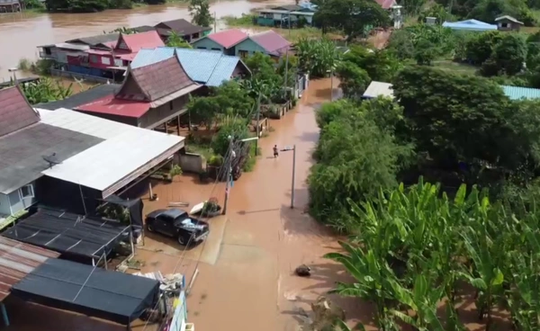 ชาวบางบาล เจอน้ำล้นตลิ่ง  ทะลักท่วมชุมชน ขนของหนีน้ำ   