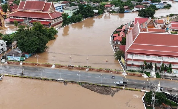 น้ำท่วมล่าสุด! กรมชลประทาน อัปเดตสถานการณ์แม่น้ำยม จุดน้ำล้นตลิ่ง-กัดเซาะ