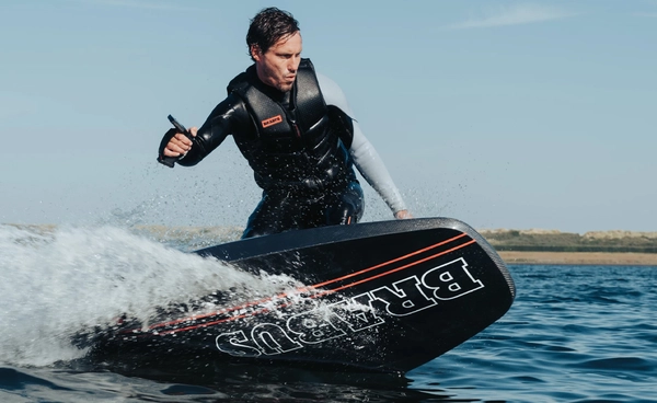 เปิดตัวเจ็ตบอร์ดไฟฟ้า e-Jetboard รุ่นพิเศษสมรรถนะดี และมีความเร็วสูง เหมาะสำหรับผู้เริ่มต้น