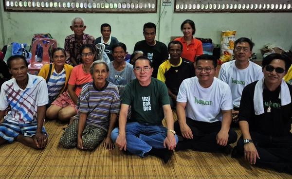 หมอวรงค์ เยี่ยมศูนย์พักพิงสุรินทร์ ส่งข้าวกล่องให้ทหาร–ให้กำลังใจผู้ประสบภัย