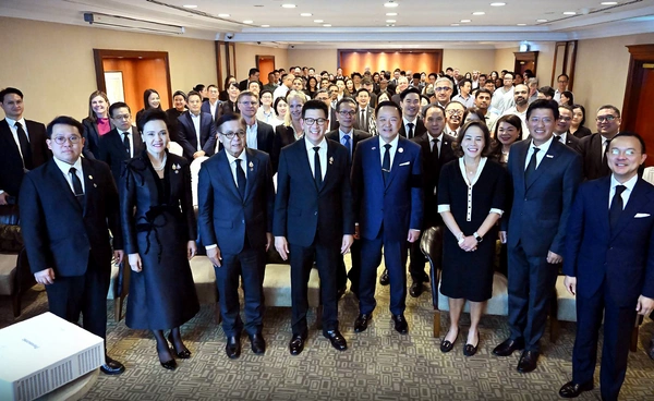 กวักมือลงทุนไทย "อนุทิน" นำทีมเอกชนโรดโชว์ "สิงคโปร์" ฟื้นเชื่อมั่นตลาดหุ้น