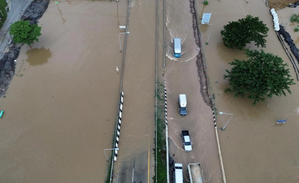 กู้น้ำท่วมตลาดป่าโมก เจ้าพระยายังล้นถนนริมน้ำ อ่างทอง