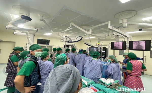 แพทย์ ม.เชียงใหม่ ทำสำเร็จ! เปลี่ยนลิ้นหัวใจไมตรัลเทียมตัวใหม่ แทนที่ตัวเก่า ผ่านทางสายสวน รายแรกในระดับภูมิภาค