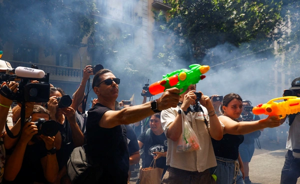 ม็อบปืนฉีดน้ำไล่นักท่องเที่ยว ทำไมชาวบาร์เซโลนาถึงไม่พอใจนักท่องเที่ยว ?