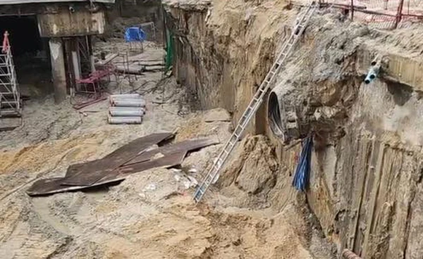 คืบหน้าถนนสามเสนทรุดตัว ฝนตกน้ำขังเล็กน้อยในหลุมยุบ-แต่ยังไม่เป็นอุปสรรค