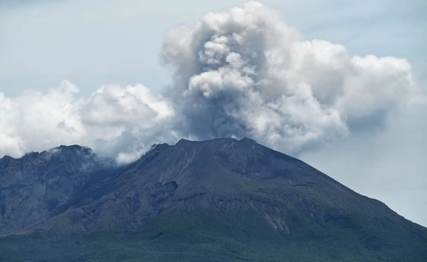 ภูเขาไฟ "ซากุระจิมะ" ปะทุ ญี่ปุ่นเตือนเถ้าถ่านอาจตกบางพื้นที่