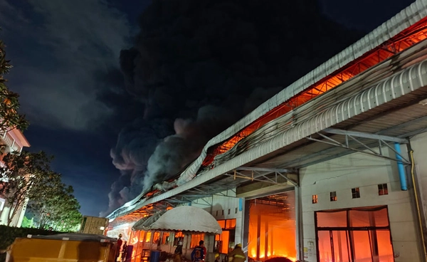 ไฟไหม้โรงงานฉลองกรุง 55 เตือนชาวลาดกระบัง-พื้นที่ใกล้เคียง ระวังควันพิษแนะสวมหน้ากากอนามัย