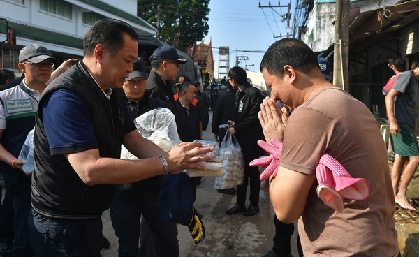 นายกฯ สั่งเยียวยาน้ำท่วม ชุดแรก 2.6 หมื่่นครัวเรือน เงิน 9 พันถึงมือวันนี้ 