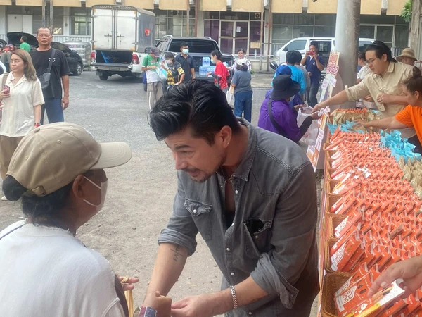 พลังน้ำใจ อ้น สราวุธ กลั้นน้ำตาช่วยไทย บุกชุมชนแออัดกทม. บริจาคข้าว-อาหารเติมความสุข