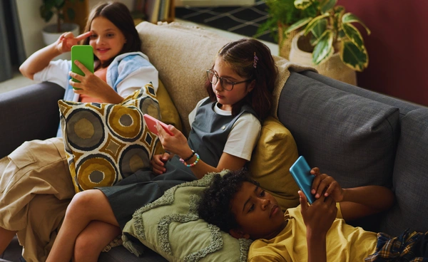 เด็กที่ใช้สมาร์ทโฟนก่อน 12 ปี  แนวโน้มมีปัญหาสุขภาพมีมากกว่า