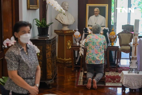 รูป-คริสต์ศาสนิกชนชาวไทยลงนามไว้อาลัยสมเด็จพระสันตะปาปาฟรังซิส-15