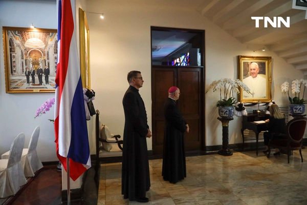 รูป-คริสต์ศาสนิกชนชาวไทยลงนามไว้อาลัยสมเด็จพระสันตะปาปาฟรังซิส-5