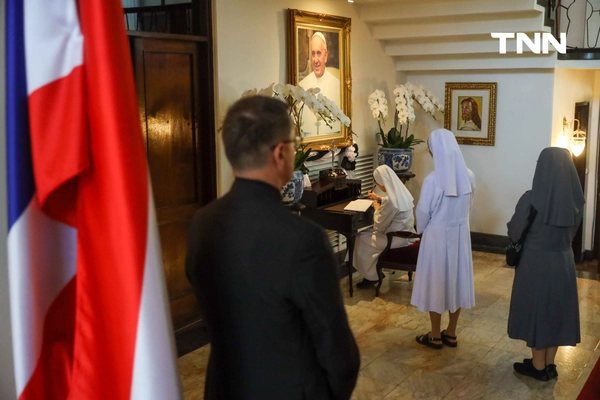 รูป-คริสต์ศาสนิกชนชาวไทยลงนามไว้อาลัยสมเด็จพระสันตะปาปาฟรังซิส-10